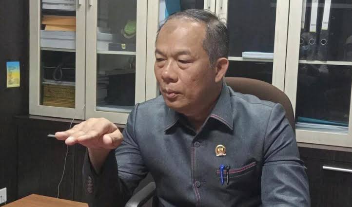 Ketua Komisi I DPRD Kota Pekanbaru, Robin Eduar soroti perusahaan BUMN penyedia layanan internet tak berizin (foto/int)